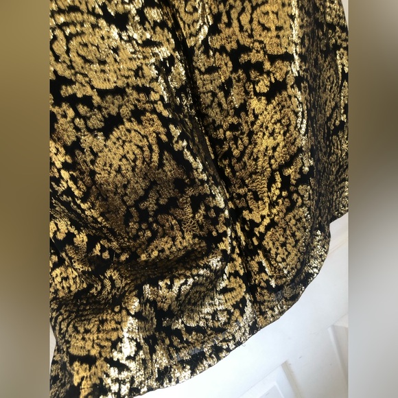 Sleeveless metallic top. - Picture 12 of 14